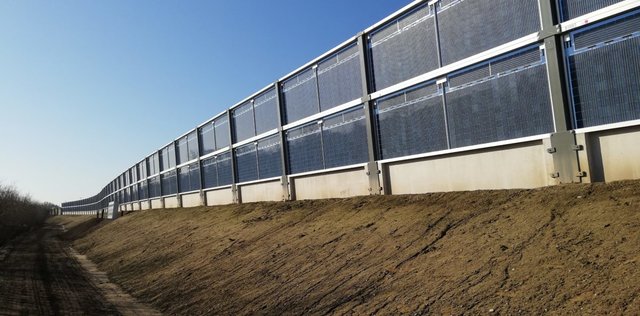 bifaciale Photovoltaik als Schallschutzmauer mit hoher Effizienz