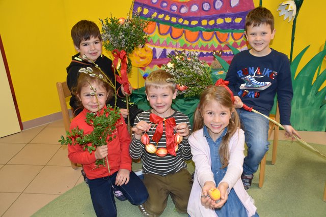 Mia, Pauli, Fabienne (vorne von links) und Matteo und Fabian (hinten von links) sind mit ihren Palmbuschen schon fast fertig | Foto: Friessnegg