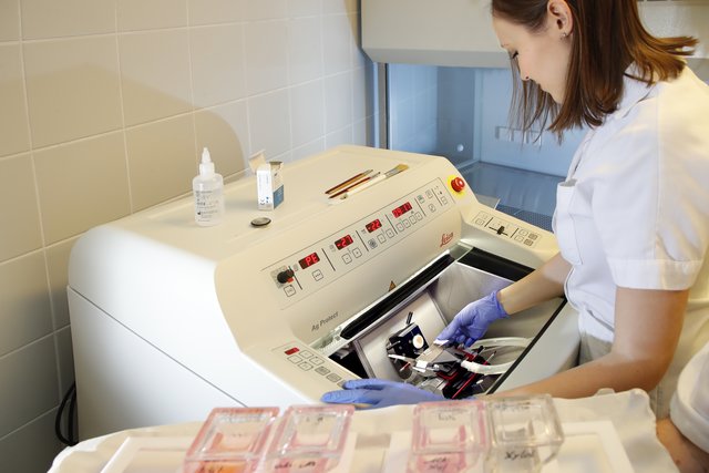Als Zukunfts-Investition gilt am LKH Schärding das neue Gefriermikrotom im medizinisch-chemischen Labor. | Foto: Oö. Gesundheitsholding