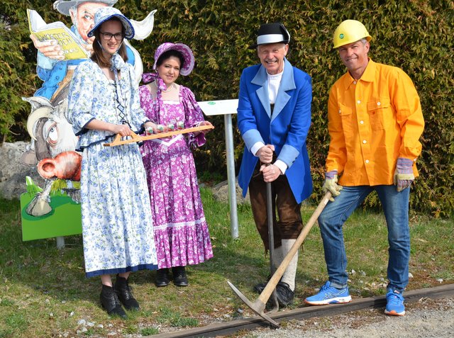 Damit dem Saisonstart Anfang Mai nichts im Wege steht, werden derzeit Gleisbauarbeiten auf der Pferdeeisenbahn-Trasse durchgeführt. Friedrich Stockinger (zweiter von rechts), Rainbachs Bürgermeister und Obmann des Vereins "Freunde der Pferdeeisenbahn", packt mit an.