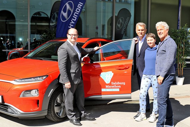 Hyundai Österreich ist neuer Mobilitätspartner des Salzburg Marathon. (v. li.: Mag. Roland Punzengruber, Geschäftsführer Hyundai, Johannes Langer, Veranstalter Salzburg Marathon, Ruth Langer, Veranstalterin Salzburger Frauenlauf und FI Prof. Mag. Robert Tschaut, Bildungsdirektion Salzburg,