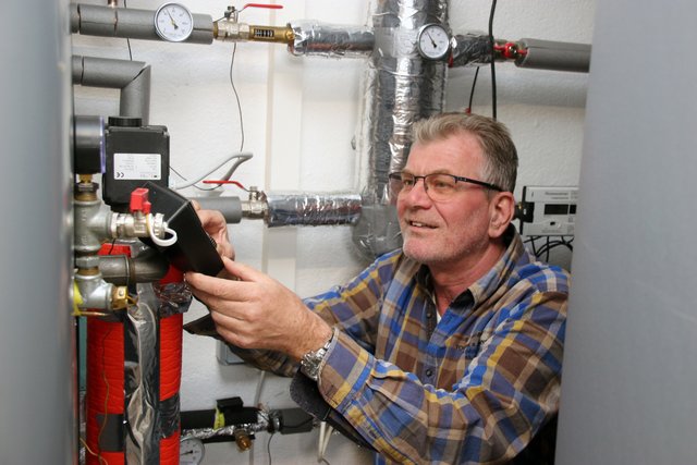 Energieanlage selbst entworfen und gebaut: Das im Eigenstudium erworbene Fachwissen von Ökopionier Rudi Weimann verblüfft auch erfahrene Experten.