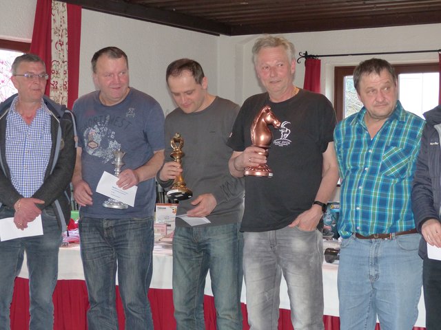 Die drei Erstplatzierten mit ihren Ehrenpreisen von links: Zivko Danojevic (Uttendorf), Juro Ljubic (Schwarzach) und Peter Mooslechner (Zell am See)