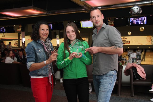 Tullns "Sportstar von morgen" Katrin Gstöttner mit Karin Zeiler und Joachim Pricken.