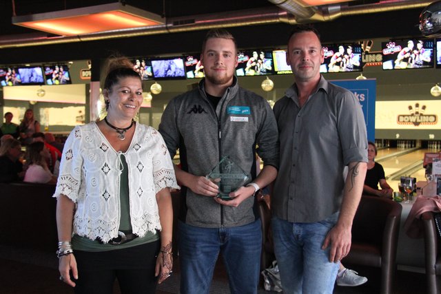 Purkersdorfs Sportler des Jahres Alex Schlintner mit Brigitte Huber und Joachim Pricken.