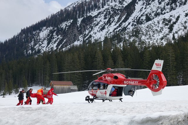 Ein Verletzter wird zum Hubschrauber gebracht. | Foto: Zoom Tirol
