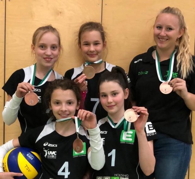 Erfolg: A. Stark (r.) und die UVC-Mädels fahren zum Finale. | Foto: KK