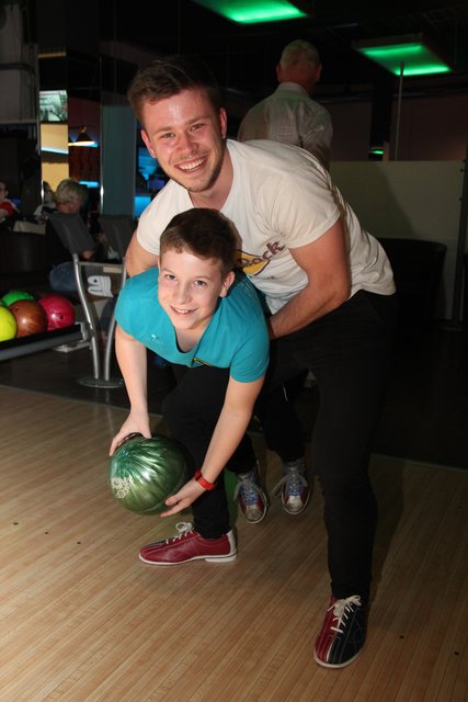 Lorenz Ursprunger und Timon Kretzl hatten sichtlich Spaß beim Bowlen.