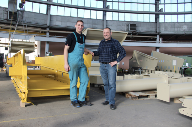 Patrick Gürentz (l.) hat seine Lehrabschlussprüfung mit ausgezeichneten Erfolg abgeschlossen. | Foto: Binder+Co