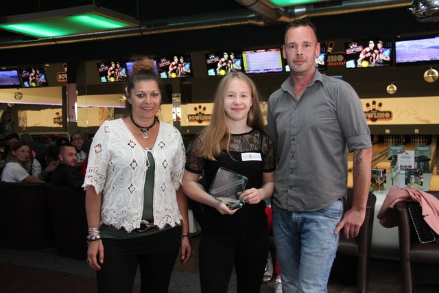 Klosterneuburgs "Sportstar von morgen" Anika Schicho mit Brigitte Huber und Joachim Pricken.