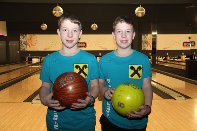 Die Zwillinge Simon und Timon Kretzl beim Bowlen.