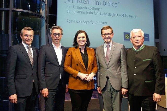 Heinrich Schaller, Generaldirektor der Raiffeisenlandesbank OÖ, Georg Strasser, Präsident des Bauernbundes Österreich, Elisabeth Köstinger, Bundesministerin für Nachhaltigkeit und Tourismus, Markus Achleitner, Wirtschaftslandesrat Oberösterreich und Jakob Auer, Aufsichtsratspräsident der Raiffeisenlandesbank OÖ (v. l.). | Foto: RLB OÖ/Strobl