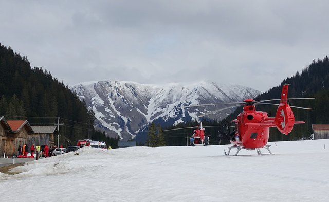 Insgesamt zwei Hubschrauber waren am Einsatzort. | Foto: Zoom Tirol