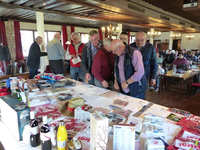 Ein üppiger Gabentisch: Danke allen Sponsoren! | Foto: Christine Grundner