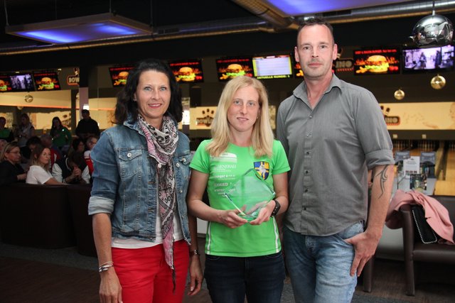 Tullns Sportlerin des Jahres Herta Schaupp mit Karin Zeiler und Joachim Pricken.