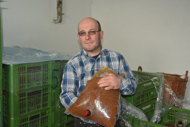 &lt;f&gt;Neben Flaschen&lt;/f&gt; füllt Josef Sulzer auch in Plastikbeutel ab.