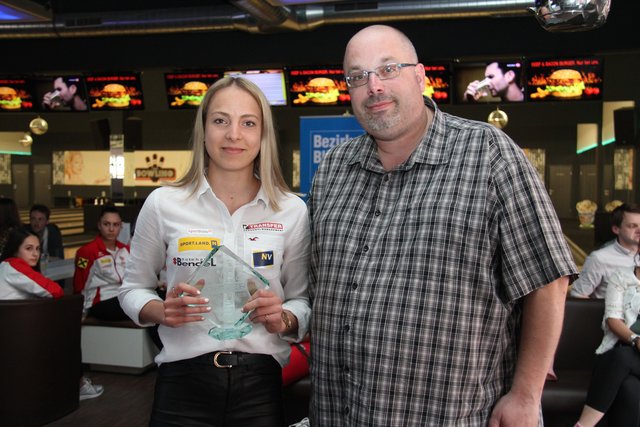 Lilienfelds Sportlerin des Jahres Lena Pressler mit Markus Gretzl.