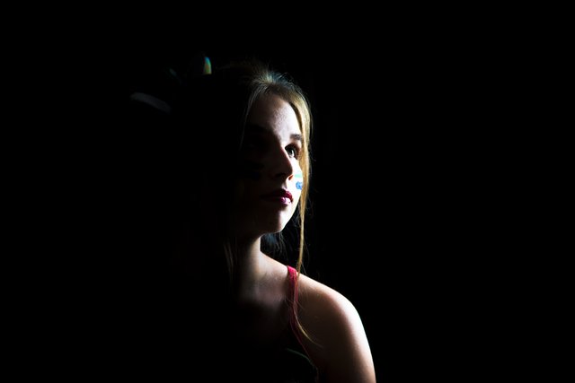 Die 17-jährige Marchtrenker Künstlerin Karina Weger präsentiert ihre Werke im Zuge des Kleinkunstabends. | Foto: Weger