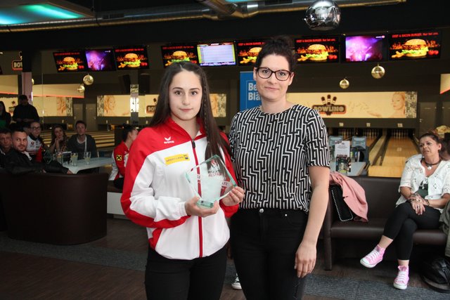 St. Pöltens "Sportstar von morgen" Isra Celo mit Petra Weichhart.