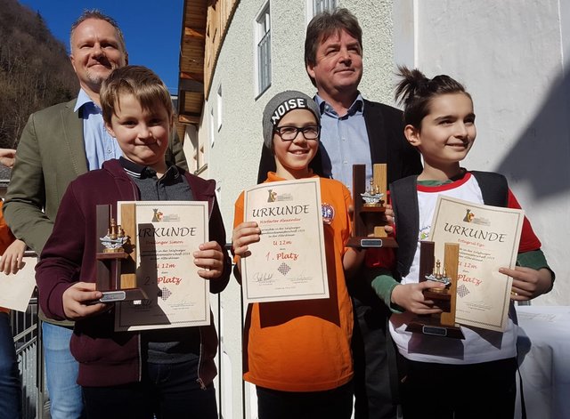 U12 männlich: in der Mitte der für den USK Uttendorf spielende Stuhlfeldener Alexander Hörfarter; hinten rechts Schach-Landesverbands-Präsident Berti Rudolf, ein gebürtiger Uttendorfer | Foto: Ing. Norbert Frühauf