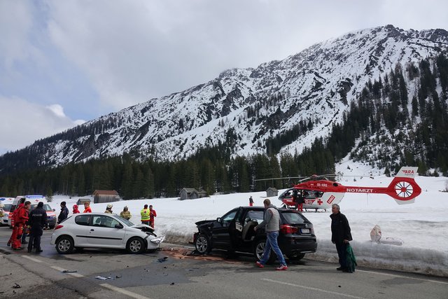Auch der Notarzthubschrauber RK2 war im Einsatz. | Foto: Zoom Tirol