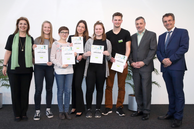 Bei der Urkundenüberreichung in Linz. | Foto: Land OÖ