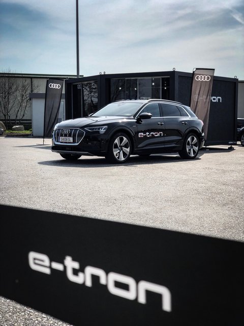 Der Audi e-tron ist auf Tour und steht für Testfahrten zur Verfügung.  | Foto: Foto: Audi