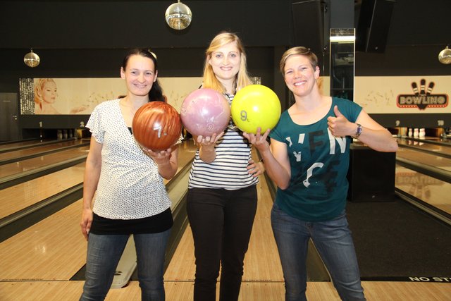 Gelungener Abend: Daumen hoch von Verena Witek und ihren Freundinnen.