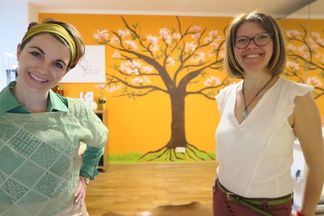 Martina Sekkal (links im Bild) hat ihren Kraftbaum selbst gemalt.