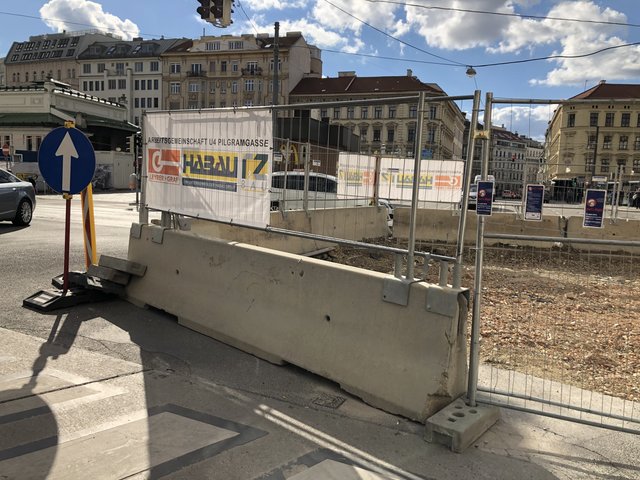 Von der Pilgramgasse kommend darf nur gequert werden. Rechts abbiegen auf die Wienzeile ist derzeit nicht möglich.