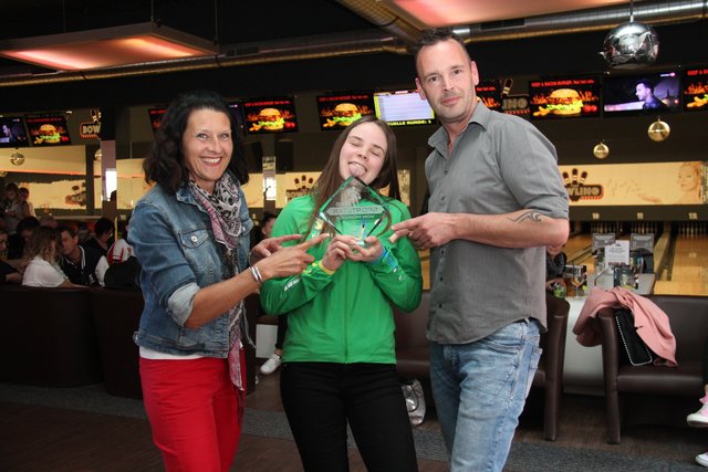 Tullns "Sportstar von morgen" Katrin Gstöttner mit Karin Zeiler und Joachim Pricken.