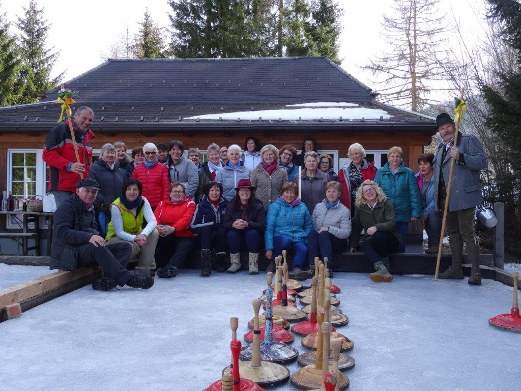 Die Trachtenfrauen Tamsweg und ihre Moare schossen Eisstock.