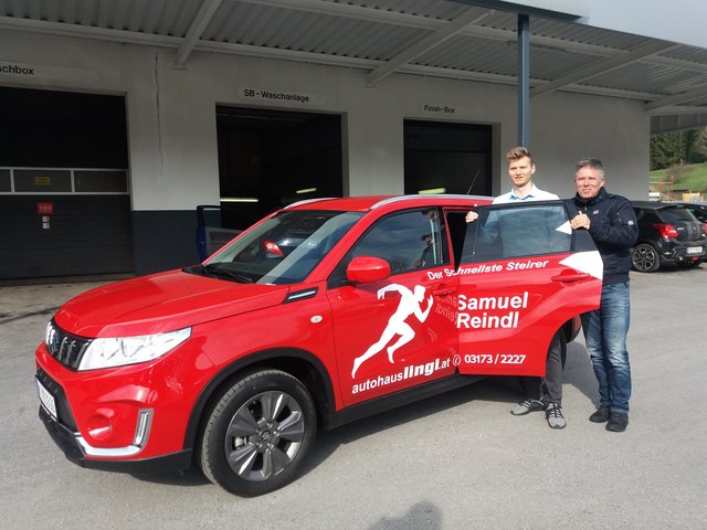 Für die hervorragenden sportlichen Leistungen gibt es ein Auto vom Autohaus Lingl in Falkenstein.
v.l. Samuel Reindl und Franz Lingl bei der Übergabe