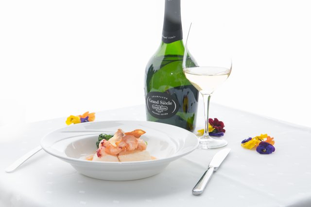 Bei der kulinarischen Prüfung erhielten 6 Teams je einen Zutatenkorb und 15 Minuten Zeit, um mit einem vorgegebenen Gericht der Ischgler Haubenköche, passend zu Grand Siècle, der Prestige-Cuvée aus dem Hause Champagne Laurent-Perrier, die Jury zu überzeugen. | Foto: TVB Paznaun – Ischgl