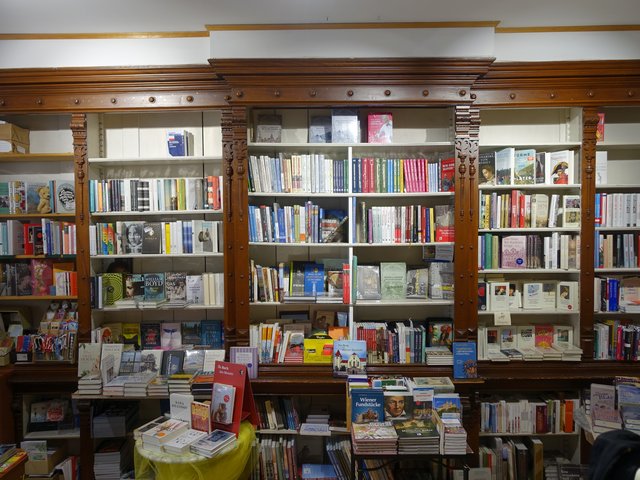Zum Teil blieben auch nach den Umbauten die alten Strukturen erhalten, was der Buchhandlung ein spezielles Ambiente verleiht. | Foto: S.Plischek