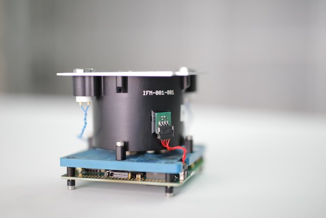 Der von FOTEC entwickelte IFM Nano Thruster.
 | Foto: Daniel Hinterramskogler 