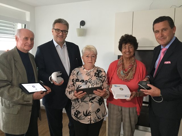Die Stadträte Peter Hacker und Peter Hanke mit den TesterInnen Hans Forster, Elfriede Stohl und Christiane Kohlbeck.