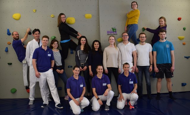 Die Studierenden der Universität Hannover im Rehazentrum Kitzbühel mit Prim. Priv.-Doz. Dr. Michael Fischer, ärztlicher Direktor (Lehrgangsleiter) und ihren Ausbildnern.  | Foto: @komma