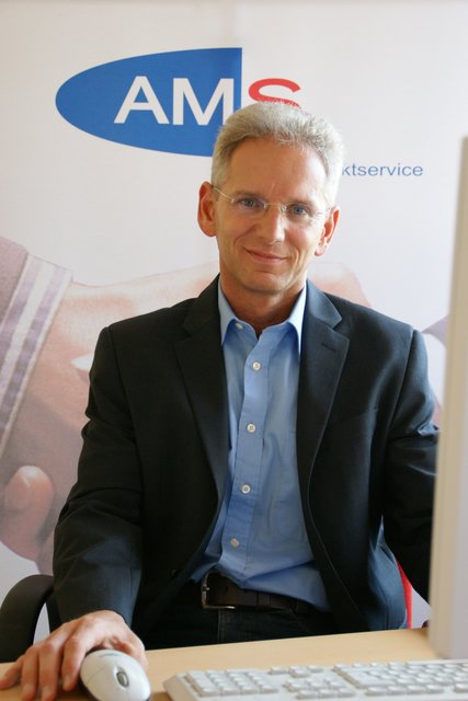 AMS-Chef Harald Slaby zählt neue Lehrberufe auf. | Foto: Wagnermaier