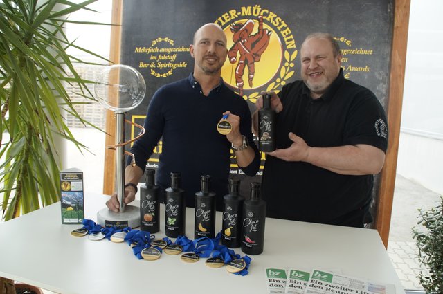 Stolz präsentieren Richard Stickler (re.) und Florian Mückstein ihre prämierten Liköre und die errungenen Medaillen.
