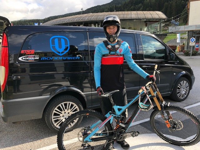 Der 18-jährige Bike-Sportler aus Zell am See kann sich auch über einige Sponsoren freuen. | Foto: Botter