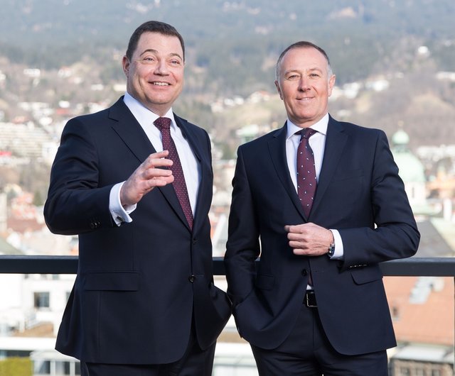 (von links nach rechts:) Hans Unterdorfer &amp; Christian Reingruber (beide Vorstand der Tiroler Sparkasse) | Foto: Thomas Steinlechner