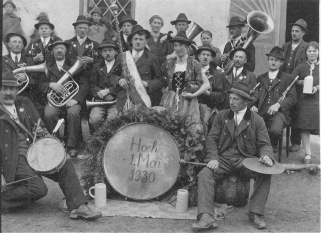 Vor 62 Jahren war Johann Weitgasser schon Mitglied der Trachtenmusikkapelle Eben im Pongau, das Maifest gibt es schon etwas länger, wie dieses Bild von 1930 zeigt. | Foto: TMK Eben Pg.
