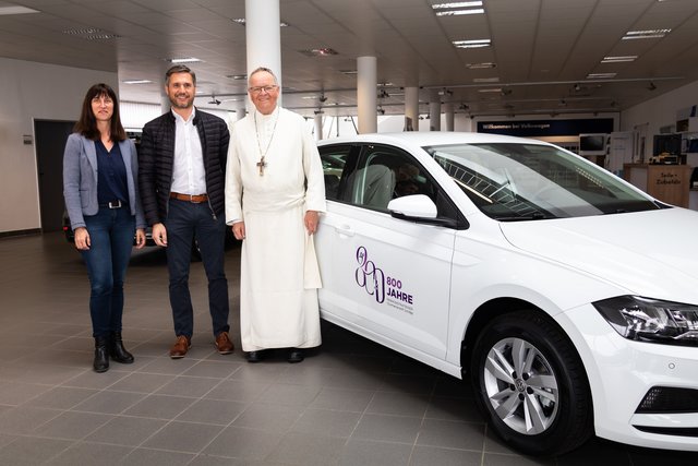 Martina Dumhard von der Caritas, mit Norbert Kehrer vom Kneidinger Center Rohrbach und Abt Martin Felhofer vom Stift Schlägl.
