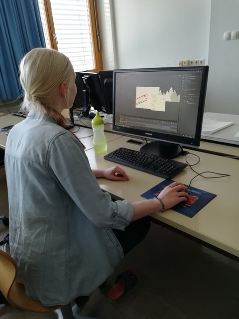 Bianca Scharler beim Gestalten ihrer Animation am PC. Foto: Anna Seidl