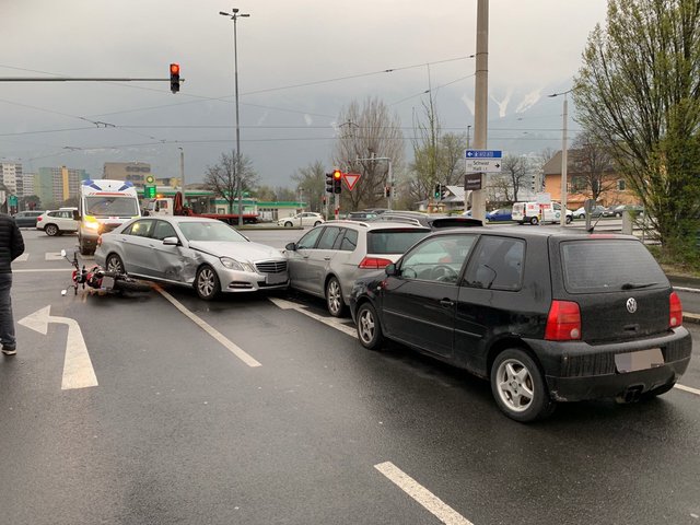 An dem Unfall sind insgesamt fünf Autos beteiligt.