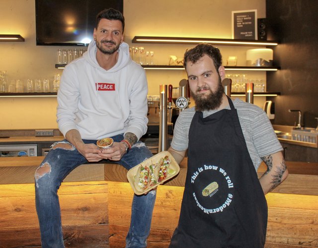 Burrito, Taco & Co. in Regio- und Bioqualität: Markus Tschreppl (links) eröffnet morgen, 12. April, am Dr. Arthur-Lemisch-Platz "The modern mexican". Aufkochen wird dort künftig Koch Christian Malle (rechts).