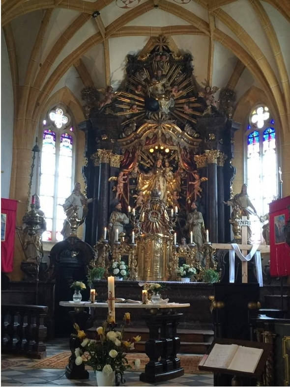 Unter Pfarrer Josef Suntinger wurde der Volksaltar (Altartisch) in der Kirche aufgestellt