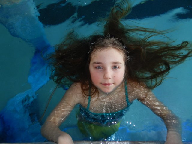 Sich einmal wie eine Meerjungfrau fühlen: In Braunau gibt es Schwimmkurse für kleine Arielles.