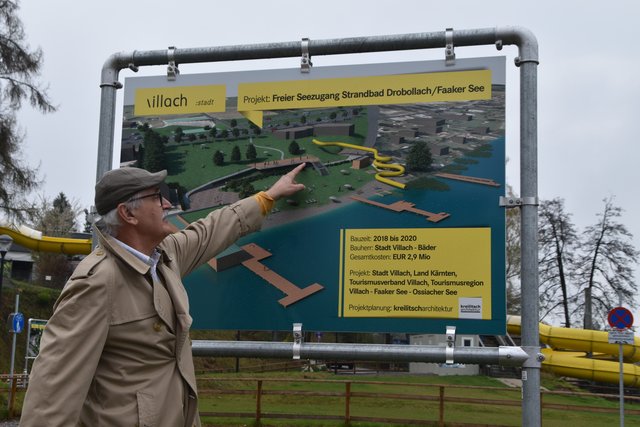 Albin Dieringer zeigt auf den geplanten Überbau aus Beton